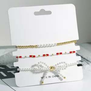 Nahaufnahme des mehrlagigen Perlenarmband-Sets mit elegantem Schleifendesign und schicken Perlen.