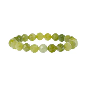 Gedetailleerd overzicht van gefacetteerde groene edelsteenkralen armband, elastisch.