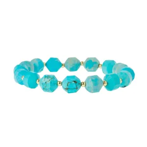 Detail van de gefacetteerde turquoise edelsteen kralen armband met luxe gouden afstandskralen.