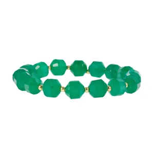 Gefacetteerde groene edelsteenkralen armband met gouden spacerkralen, elegante sieraden.