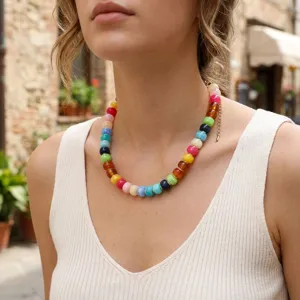 Primo piano collana di perle in acrilico colorato, bellissimo gioiello estivo vivace.
