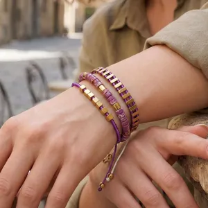 Boheemse gestapelde kralen armbanden set, paarse en gouden handgemaakte verstelbare koord sieraden.