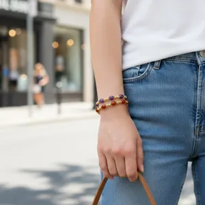 Detailopname van gestapelde edelstenen kralenarmbanden met gouden accenten en retro-stijl.