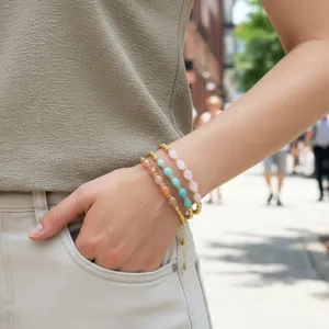 Boho meervoudige natuursteen kralen armband set met gouden metalen accenten en hangers.