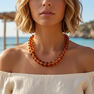Dettaglio collana con perle in acrilico abaco per stile vacanza al mare chic ed elegante.