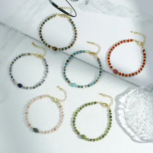 Detalles del juego de pulseras de cuentas de colores con dijes de piedra natural dorada.