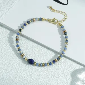 Elegante pulsera de piedra azul y cuentas doradas con cadena de extensión ajustable.