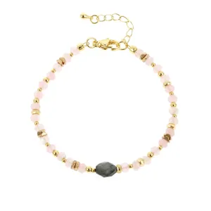 Delicado brazalete de cuentas de piedras preciosas con cuarzo rosa y detalles dorados.