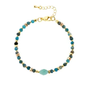 Elegante pulsera de cuentas azules y verdes con separadores metálicos dorados y cadena de extensión.