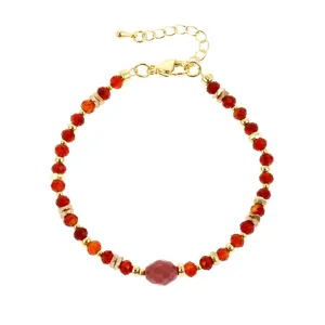 Detalle de la pulsera de cuentas retro con piedras rojas facetadas y cierre dorado.