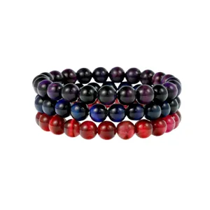 Gedetailleerd overzicht van kleurrijke tijgeroog kralenarmbanden, edelsteensieraden.