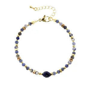 Detalles de la pulsera de cuentas azules vintage con detalles dorados y cadena ajustable.