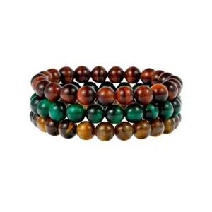 Detailweergave van gekleurde tijgeroog edelsteen kralenarmbanden, vintage halfedelsteen sieraden.