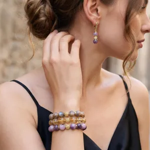 Conjunto de joyas de piedra natural con pulseras de cuentas multicolores y pendientes elegantes.