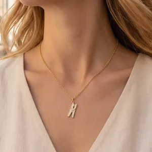 Collier pendentif en zircone plaqué or, accessoire de bijouterie élégant et tendance.