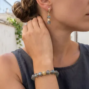 Conjunto de joyas de piedra natural con pulsera de cuentas y pendientes elegantes.