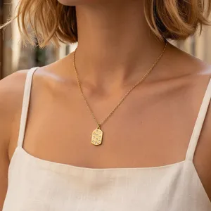 Gros plan d'un délicat collier pendentif en zircon doré porté, bijou élégant au quotidien.