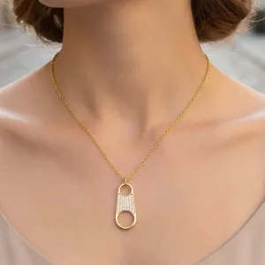 Détail de collier pendentif doré, embellissement de zircone, style de chaîne de clavicule élégante.