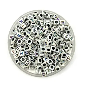 Bunte schimmernde Buchstaben Würfelperlen für DIY handgemachte Armbänder und Halsketten.