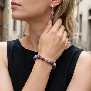 Vista detallada de pulsera de cuentas de piedra natural y pendientes a juego con estilo vintage.