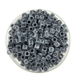 Graue Acryl-Quadrat-Buchstabenperlen Detailaufnahme, ideal für DIY handgemachte Armbänder.