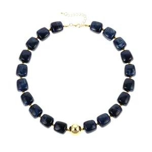 Dunkelblaue Acryl-Wüfelperlen Halskette mit goldenem Kugelakzent, eleganter Schlüsselbeinschmuck.