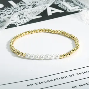 Detailaufnahme des retro-farbigen Perlenarmbands mit Gold und Perlen für Damen stilvoll.