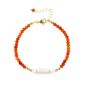 Gedetailleerd overzicht van de oranje kralenarmband in Franse stijl met barokparel.