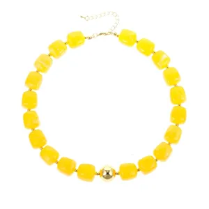 Gelbe Acryl-Perlenkette mit goldenem Metallball fuer Damen Mode Schmuck Accessoire.