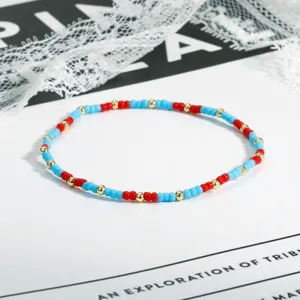 Buntes Saatperlen-Armband mit roten, blauen und goldenen Perlen für den täglichen Gebrauch.