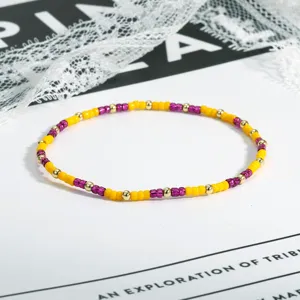 Detailaufnahme des retro farblich abgestimmten Rocaillen-Armbands mit gelben Perlen.