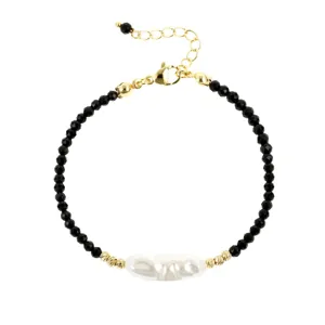 Gedetailleerd overzicht van de vintage zwarte kralenarmband met barokke parel en goud.