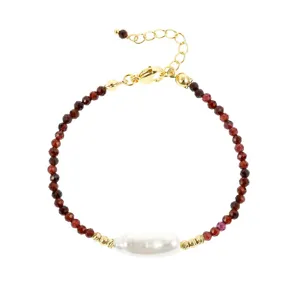 Gedetailleerd uitzicht op de elegante barokparel en granaat kralenarmband met goudkleurige ketting.