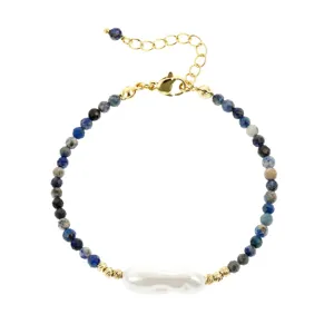 Detailweergave van onregelmatige barokparel en blauwe edelsteen kralenarmband met ketting.