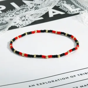 Elegantes rot schwarzes Perlenarmband mit goldenen Akzenten retro stapelbarer Schmuck Detailansicht