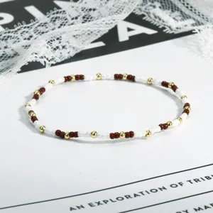 Zarte Perlenarmband mit braunen, weißen und goldenen Perlen, retro mehrlagiger Stil Schmuck.