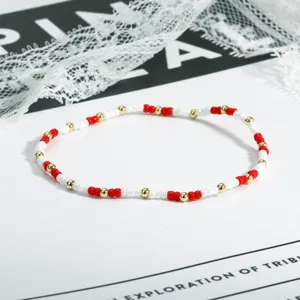 Böhmisches minimalistisches rot und weißes Perlenarmband Vintage Stil Stapelschmuck