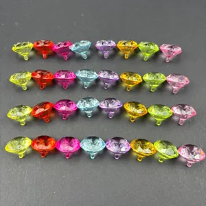 Kleurrijke acryl diamantstenen voor toonbankdecoratie en ambachten, facetkristal detail.