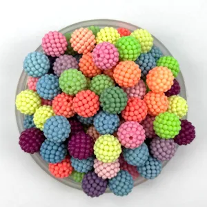 Perles boules texturees multicolores DIY boules de fruits rouges vue de detail perles