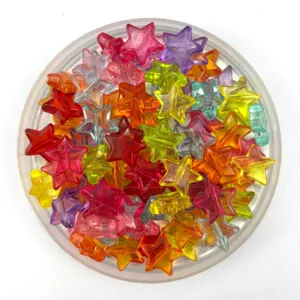 Nahaufnahme von bunten Acryl transparenten Sternperlen, ideal für DIY Schmuckherstellung.
