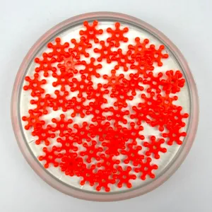 Dettaglio di perle fiore fiocco in plastica arancione, accessori fai da te per unghie e cover.