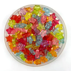 Detailansicht von bunten transparenten Acryl Sternperlen ideal für kreativen DIY Schmuck.