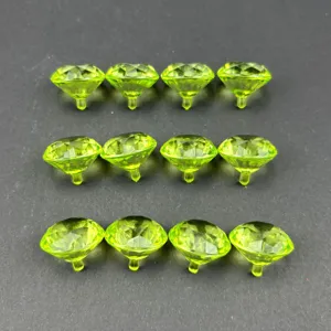 Gedetailleerd overzicht van groene acryl diamantstenen, 17x20mm plastic decoratieve stenen voor bruiloft.