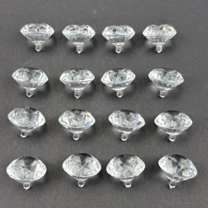 Close-up van transparante acryl diamant decoratie met heldere kristalfaczetten en fijne details.