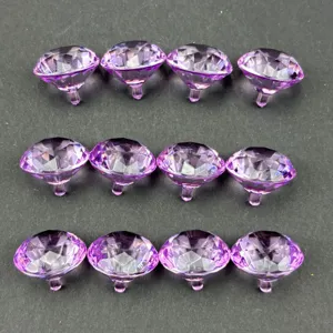Gedetailleerd shot van twaalf paarse acryl diamant edelstenen met puntige bodem voor decoratie.