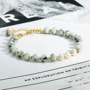Prachtige armband met parels en halfedelstenen met gouden accenten voor dagelijks.