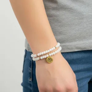 Pulsera de cuentas de vidrio blanco de doble capa con colgante de loto dorado moda.