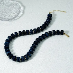 Collana con perline abaco in acrilico blu scuro dettaglio primo piano gioiello