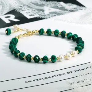 Groene malachiet en parel kralen armband detail shot, elegant gouden sieraden ontwerp.
