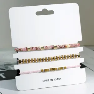 Boheemse kraal armband set met stijlvolle roze stenen en gouden metalen kralen.